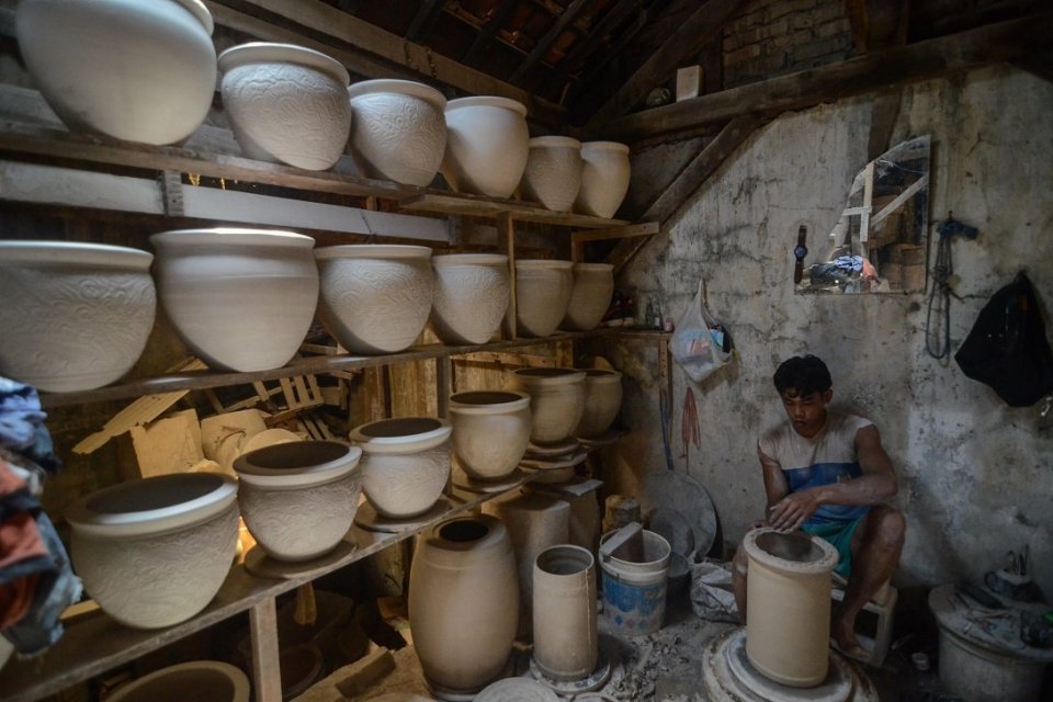 Perajin melakukan proses produksi keramik di sentra industri keramik Kiaracondong, Bandung, Jawa Barat, Rabu (27/2/2019). Produsen keramik menghadapi tekanan sejalan dengan maraknya impor. 