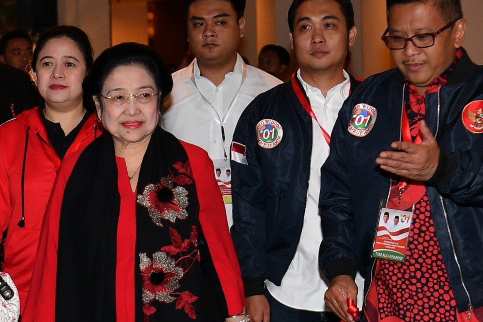 Ketua Umum PDI Perjuangan Megawati Soekarnoputri (ketiga kiri) didampingi Anggota Dewan Pengarah Tim Kampanye Nasional (TKN) Puan Maharani (kedua kiri) dan Sekretaris TKN Hasto Kristiyanto (kanan) tiba untuk mengikuti Konsolidasi H-30 Pemilu Presiden dan 