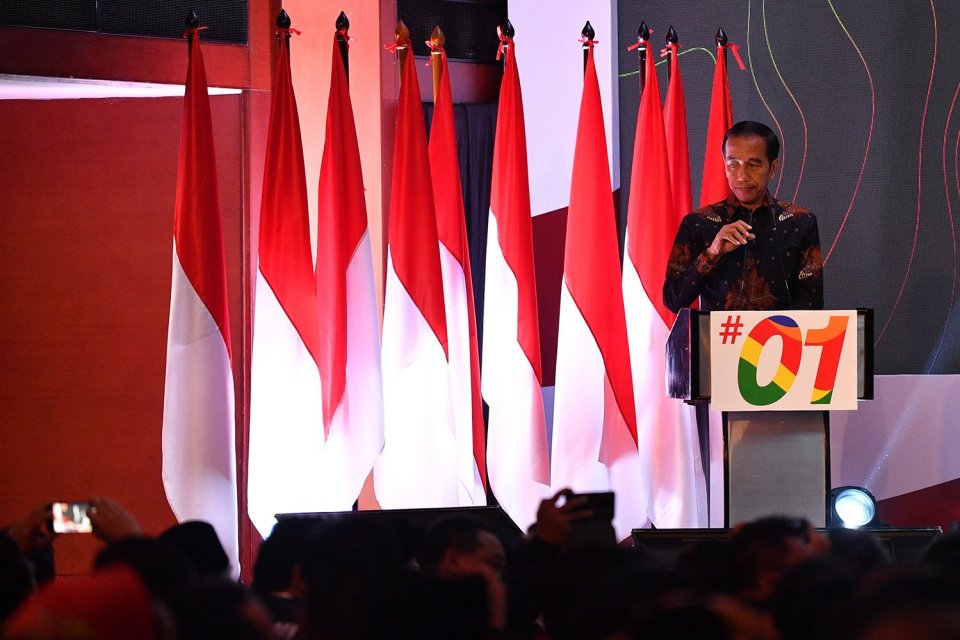 Calon Presiden petahana Nomor Urut 01 Joko Widodo bersiap menyampaikan pengarahan dalam Konsolidasi H-30 Pemilu Presiden dan Wakil Presiden Tahun 2019 di Hotel Borobudur, Jakarta, Minggu (17/3/2019). Kegiatan yang diikuti kepala daerah dan pimpinan DPRD t