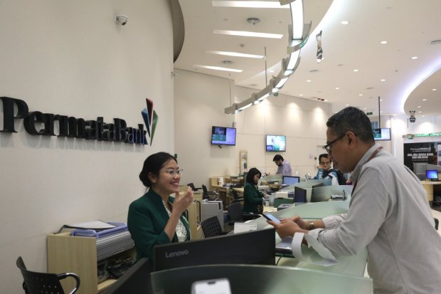 Ilustrasi, petugas PT Bank Permata Tbk melayani nasabah. Melalui RUPSLB, pemegang saham Bank Permata menyetujui aksi akuisisi oleh Bangkok Bank dan penggantian anggota Dewan Komisaris.