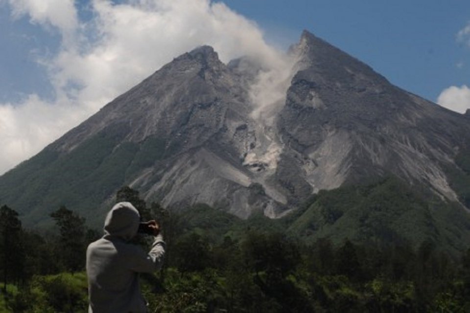 Gunung Merapi terlihat dari kawasan Deles Indah, Sidorejo, Kemalang, Klaten, Jawa Tengah.