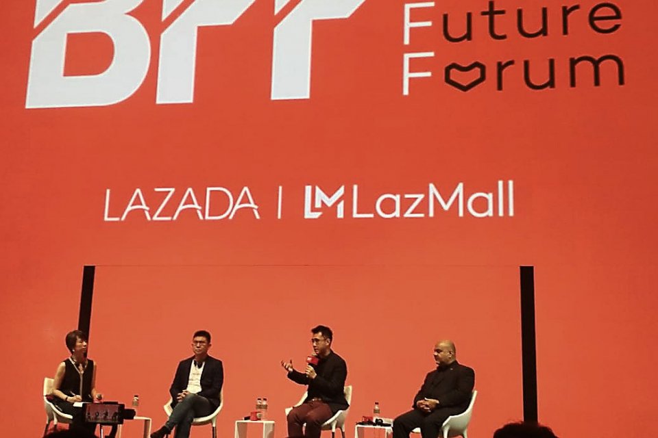 Dari kiri: Wang ZhiGuo, Board Chairman, Skyworth; Jing Yin, President Lazada Group; Vikas Tandon, APAC online VP, Estée Lauder Companies di Singapura, Kamis (21/3).