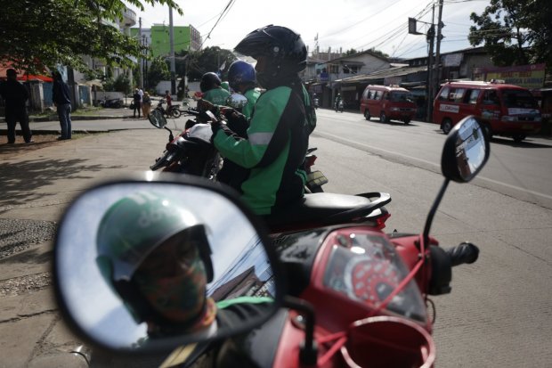 Sejumlah ojek online menunggu penumpang di kawasan Pinang Ranti, Jakarta Timur (25/3). 