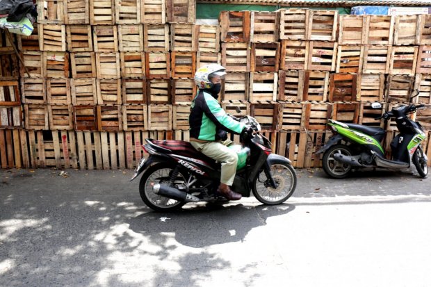 Ojek online melintas di kawasan Pinang Ranti, Jakarta Timur (25/3). Kebijakan tarif ojek online menyebabkan empat implikasi bagi penumpang, mitra driver, dan masyarakat secara luas.
