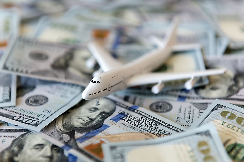 penurunan harga tiket pesawat, tarif batas atas tiket pesawat, Budi Karya, Rini Soemarno