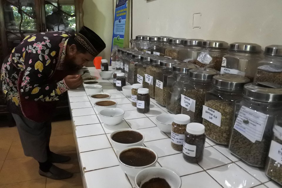 Seorang penguji cita rasa kopi, Yusianto mencicipi kopi di Pusat Penelitian Kopi dan Kakao Indonesia (Puslitkoka), Rambipuji, Jember, Jawa Timur, Senin (11/3/2019). Sejumlah kopi nusantara diuji cita rasa dengan membaui bubuk kopi tanpa air, membaui bubuk