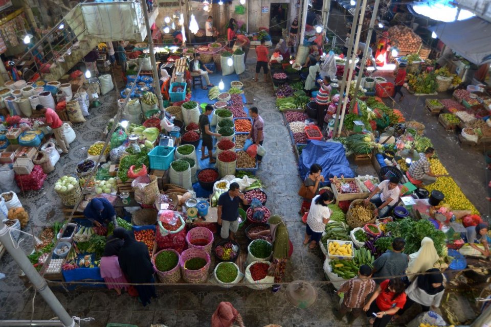 Pengunjung berbelanja berbagai kebutuhan pokok di pasar tradisional Peunayong, Banda Aceh, Aceh, Sabtu (30/3/2019). Bank Indonesia memproyeksikan hingga minggu ke-4 sepanjang Maret 2019 terjadi inflasi sebesar 0,14 persen (mtm) atau masih tergolong rendah