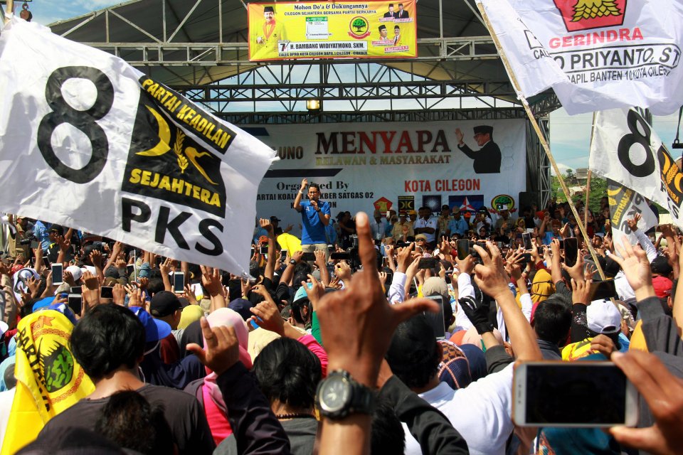 Cawapres nomor urut 02 Sandiaga Uno (tengah) berpidato dalam kampanye terbuka di Lapangan Jalan Lingkar Selatan, Cilegon, Banten, Sabtu (30/3/2019). Dalam kampenye yang dihadiri ribuan kader dan simpatisan sejumlah parpol pengusungnya Sandiaga mengaku opt
