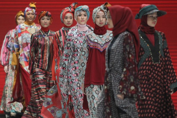Model mengenakan busana rancangan Shafira bertajuk \"World Wanderer\" pada ajang Indonesia Fashion Week (IFW) 2019 di Jakarta Convention Center, Jakarta, Jumat (29/3/2019). World Wanderer merepresentasikan perjalanan Shafira menjelajahi dunia untuk me