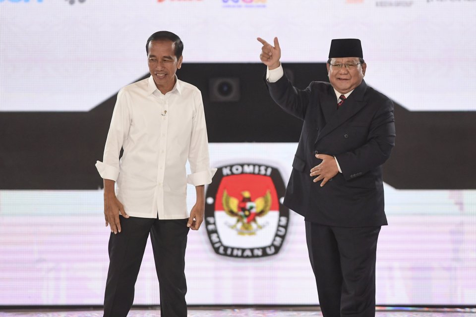 Hasil survei Indikator Politik Indonesia menunjukkan selisih suara yang makin tipis. Elektabilitas Jokowi 55,4% dan Prabowo 37,4%