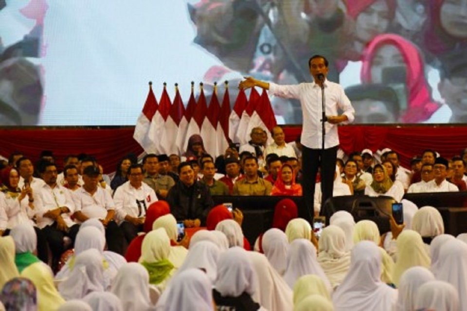 Calon Presiden nomor urut 01 Joko Widodo menyampaikan orasi politik saat kampanye terbuka di Kabupaten Ngawi Jawa Timur, Selasa (2/4/2019). Kampanye Jokowi dihadiri ribuan pendukung.