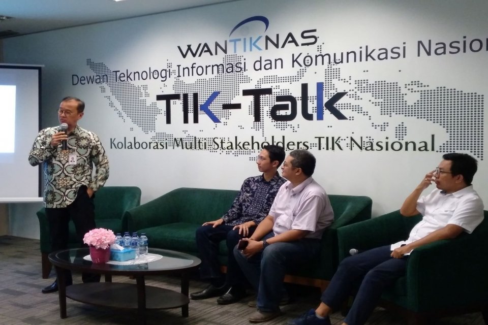 Dari kiri ke kanan: Direktur Teknologi Informasi dan Operasi PT Bank Rakyat Indonesia (BRI) Indra Utoyo (berdiri), Head of Data & Analytics Jakarta Smart City Juan Kanggrawan, Praktisi Big Data Elwin Ardririanto, dan Wakil Sekretaris Tim Pelaksana Dewan T