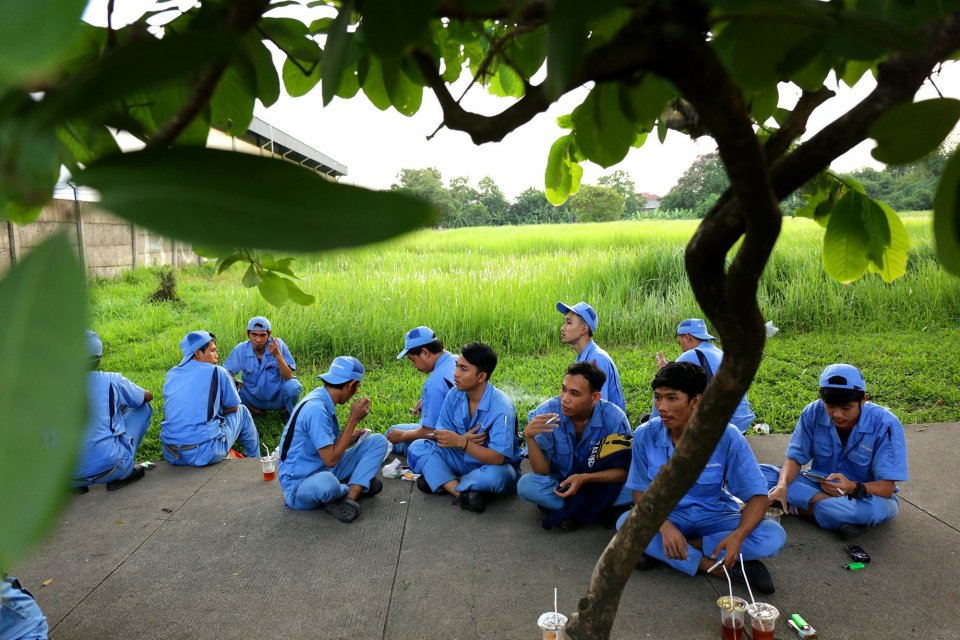 Maslin dan kawan kawannya yang berprofesi sebagai buruh pabrik di Cikarang, Jawa Barat (20/11).