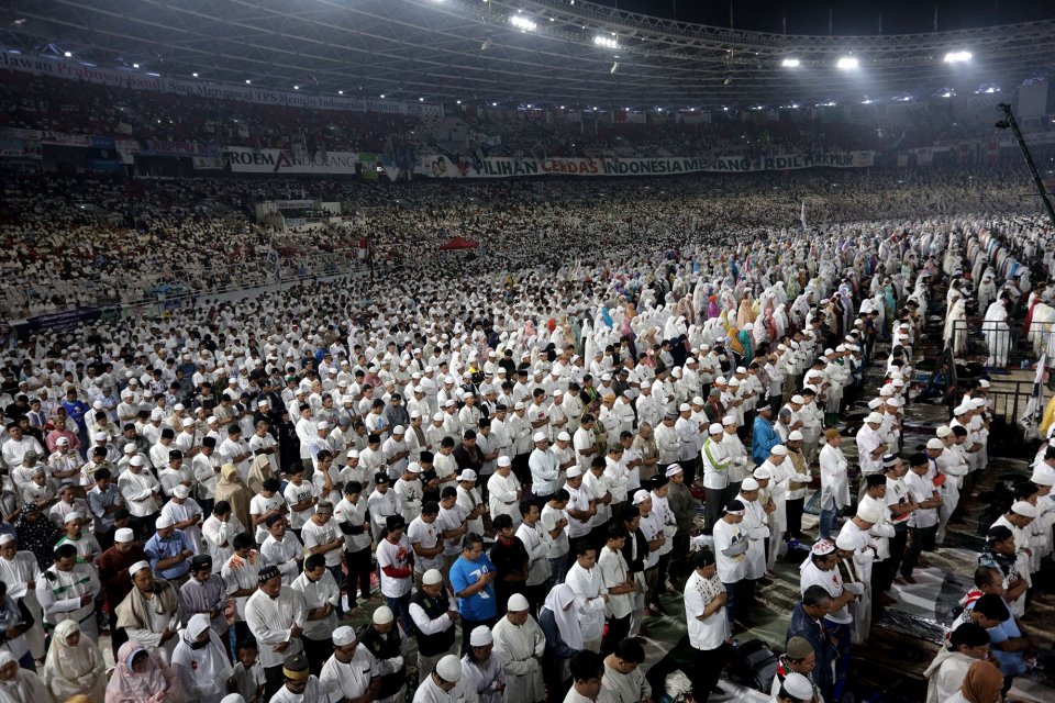 Jutaan manusia menghadiri kampanye akbar yang di laksanakan oleh pasangan calon peresiden dan wakil presiden nomor urut dua yaitu Prabowo dan Sandiaga Uno di Stadion Utama Gelora Bung Karno, Jakarta (7/4). 