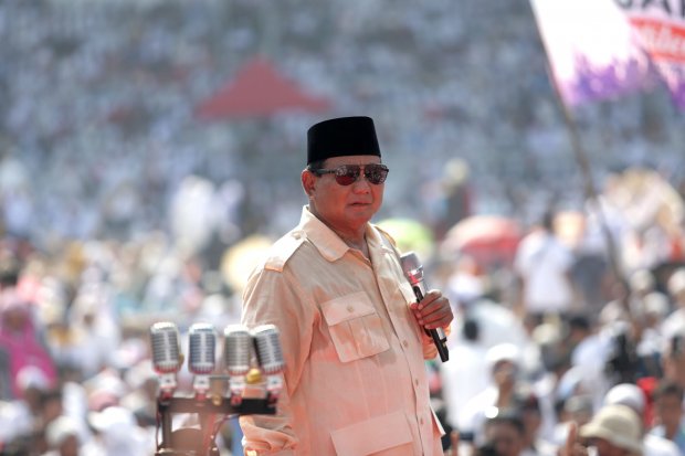 Prabowo Subianto menyampaikan orasi dalam acara kampanye akbar di Gelora Bung Karno, Jakarta (7/4). Calon presiden Prabowo Subianto menyampaikan hasil hitungan jumlah orang yang hadir di kampanye akbarnya hari ini. Dia menyatakan jumlah massa kampanye di 