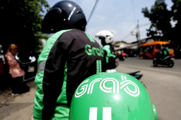 Driver Grab di kawasan Pinang Ranti, Jakarta TImur (9/4). Grab menargetkan dapat mengumpulkan pendanaan tambahan sebesar USD 2 Miliar lagi dari investor strategis di tahun 2019 ini.