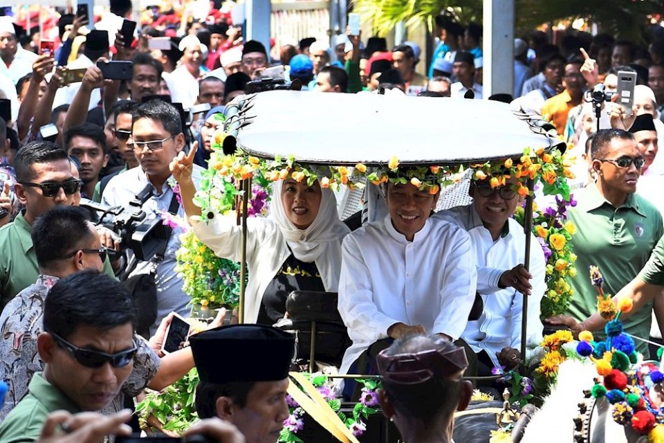 Jokowi naik kereta kencana
