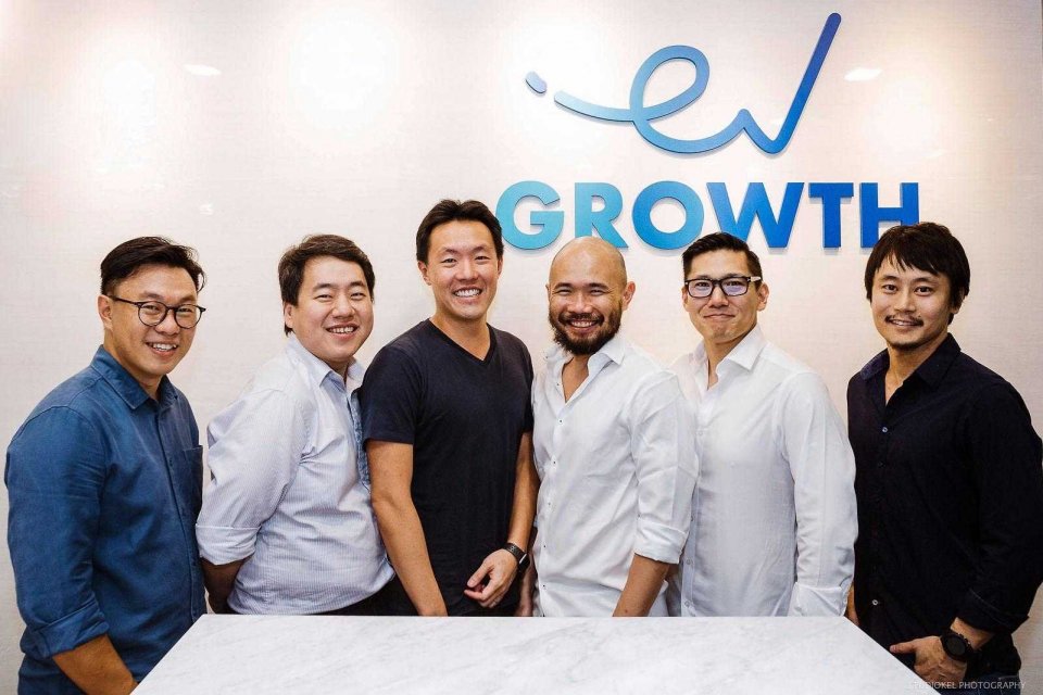 Dewan direksi baru Shopback, Managing Partner of EV Growth Willson Cuaca (pertama dari kiri) dan CEO of ShopBack Henry Chan (ketiga dari kiri)