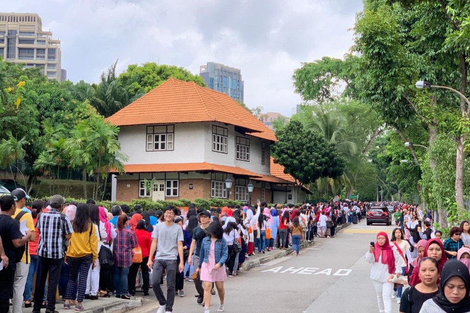 WNI mengantre di KBRI Singapura untuk memberikan suara pada Pemilu 2019. Pemungutan suara di luar negeri berlangsung secara bertahap pada 8-14 April 2019.