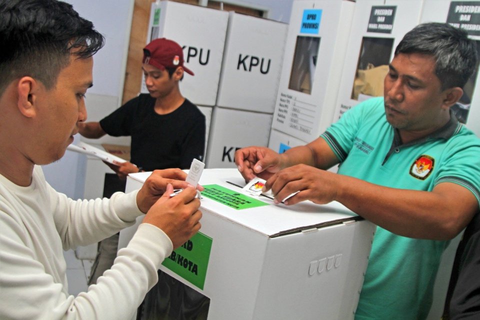 Pekerja menyegel kotak suara saat memasukkan logistik tambahan dari KPU Pusat yang baru tiba malam hari di gudang KPU Daerah, di Kendari, Sulawesi Tenggara, Minggu (14/4/2019). KPU Daerah Kendari baru menerima surat suara tambahan dari KPU Pusat sekitar 2