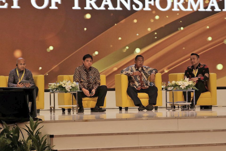 Menteri Perindustrian Airlangga Hartarto (kedua dari kiri) dan Menko Perekonomian Darmin Nasution (kedua dari kanan) menjadi pembicara dalam diskusi Transformasi Kebijakan Ekonomi di Era Industri 4.0, di ICE BSD, Tangerang Selatan, Senin (15/4).