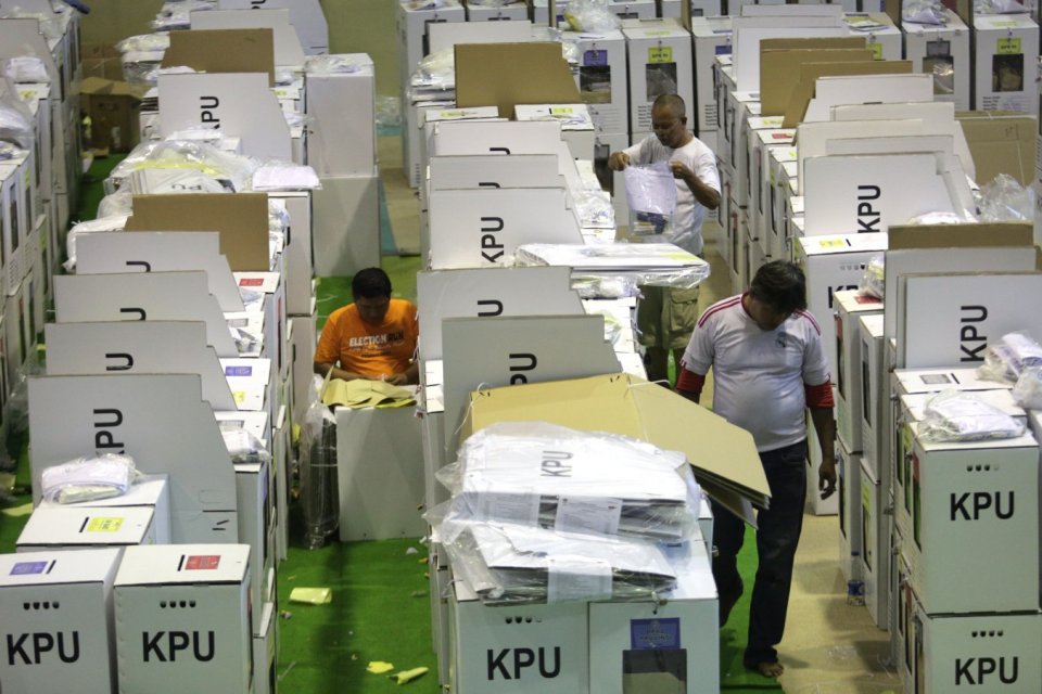 Petugas PPSU dan PPK tengah membereskan logistik Pemilu 2019 di Kawasan Tanah Abang, Jakarta Pusat (15/4).