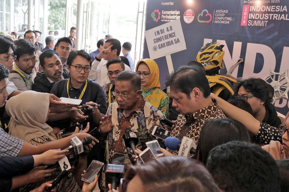 Menteri Koordinator Perekonomian Darmin Nasution didampingi Menteri Perindustrian Airlangga Hartarto memberi keterangan kepada awak media di Indonesia Industrial Summit 2019, di ICE, BSD, Tangerang Selatan, Senin (15/4).