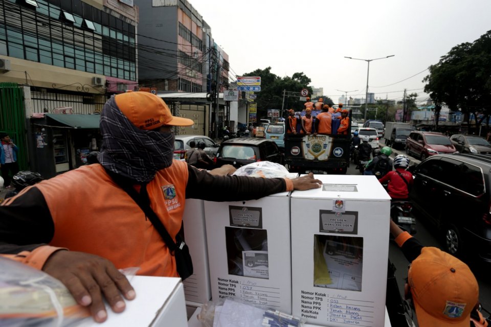 Petugas PPSU dan PPK tengah menditribusikan manyface logistik Pemilu 2019 di Kawasan Tanah Abang, Jakarta Pusat (16/4).