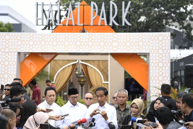 Presiden Joko Widodo (ketiga kiri) didampingi Menteri Agama Lukman Hakim Saifuddin (kedua kiri) dan Kepala Bekraf Triawan Munaf (kiri) menyampaikan keterangan usai meresmikan Halal Park di kawasan Stadion Utama Gelora Bung Karno, Jakarta, Selasa (16/4/201