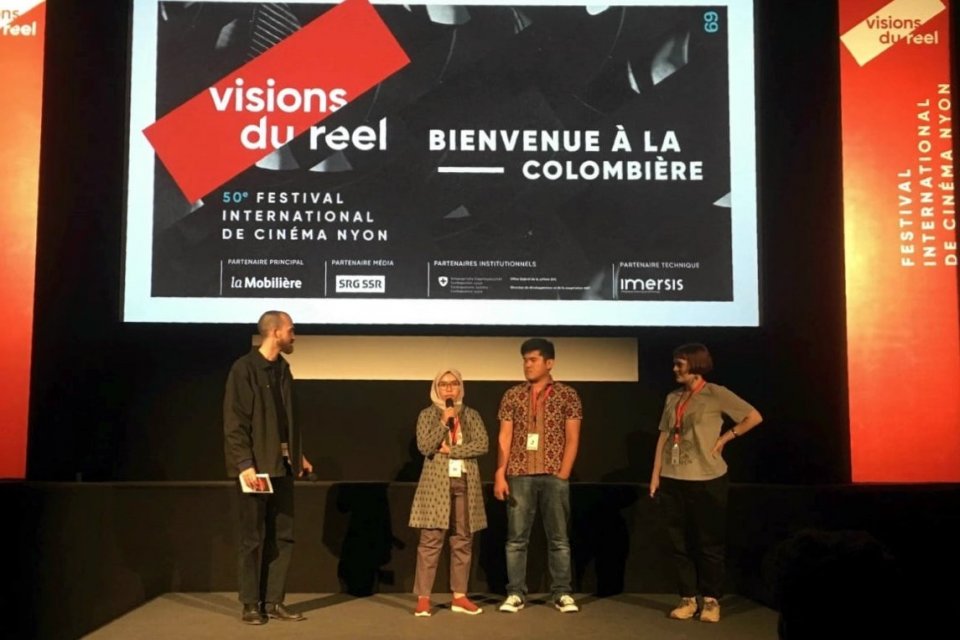 David Darmadi dan Lidia Afrilita (tengah) saat penayangan film dokumenter Diary of Cattle di festival film prestisius Visions du Reel di Swiss, 11 April 2019 lalu.