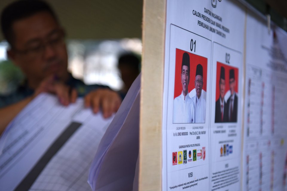 Anggota KPPS mencatat perolehan suara saat penghitungan suara Pemilu serentak 2019 di TPS 77 Pondok Jaya, Cipayung, Depok, Jawa Barat, Rabu (17/4/2019). 