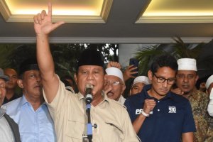 Prabowo dan Sandiaga Uno deklarasi kemenangan versi perhitungan kelompok sendiri. 