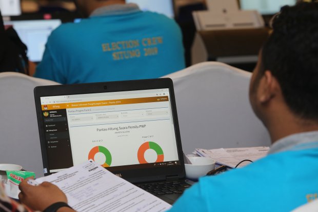 Pekerja memasukkan data ke Sistem Informasi Penghitungan (Situng) DKI Jakarta di Hotel Merlyn Park, Jakarta, Minggu (21/4/2019). Hasil penghitungan suara Pemilu Presiden (Pilpres) 2019 yang dimuat dalam Situng milik KPU masih terus bergerak dan ditampilka