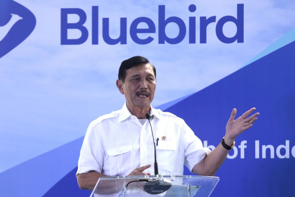 Luhut Binsar Panjaitan adalah Menteri Koordinator Bidang Kemaritiman Indonesia  menghadiri peluncuran taksi listrik oleh Bluebird  di kantor Pusat Bluebird Group, Jakarta Selatan (22/3). Penggunaan armada taksi listrik ini menjadi salah satu langkah awal 