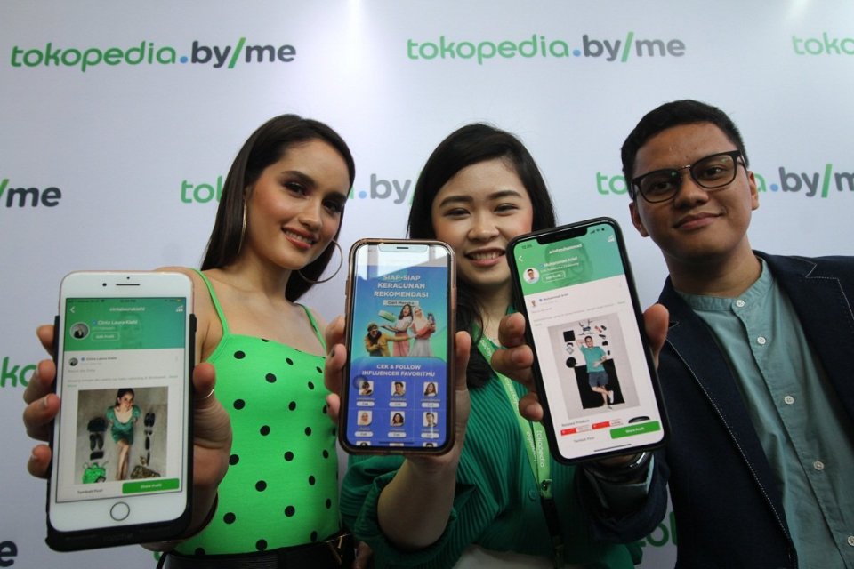Cinta Laura, Business Tribe Lead for Category & Content Tokopedia Chyntia Limin, dan Arief Muhammad saat meluncurkan Tokopedia ByMe.