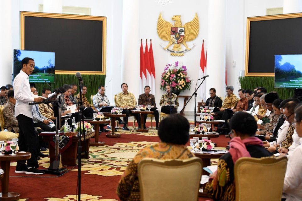Jokowi larang menteri buat kebijakan, setop ganti pejabat Oktober