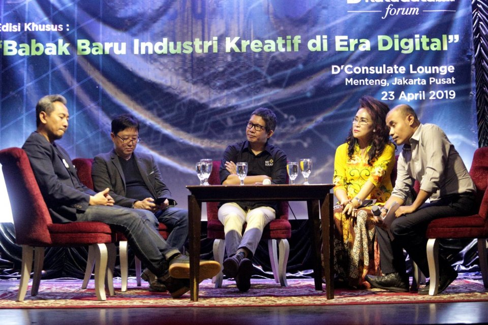 Suasana dalam acara Katadata Forum dengan tema "Babak Baru Industri Kreatif di Era Digital" du D'Consulate Lounge, Menteng, Jakarta Pusat (23/4). Acara ini di hadiri oleh Ricky Joseph selaku Wakil kepala Bekraf, Rachmad Imron selaju Founder Dig