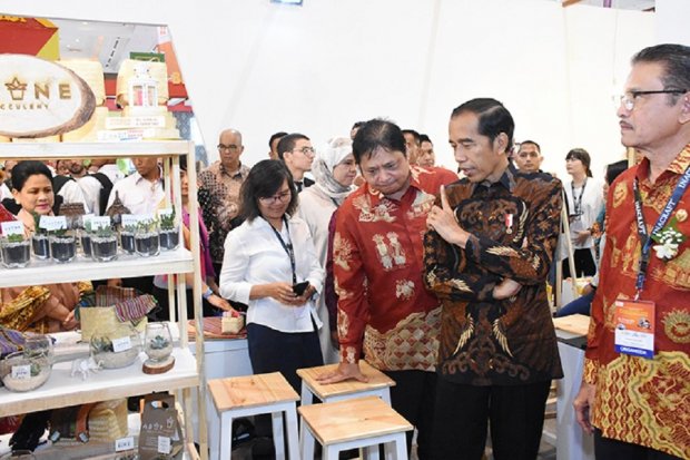 Menteri Perindustrian Airlangga Hartarto mendampingi Presiden Republik Indonesia Joko Widodo saat meninjau Pameran Inacraft ke-21 di Jakarta, 24 April 2019.