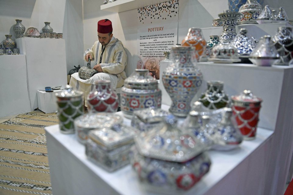 Ilustrasi pameran kerajinan. Perajin menyelesaikan pembuatan keramik Maroko saat pameran International Handicraft Trade Fair (Inacraft) 2019 yang dibuka Presiden Joko Widodo, di Jakarta, Rabu (24/4/2019). Presiden dalam sambutannya mengapresiasi kualitas 