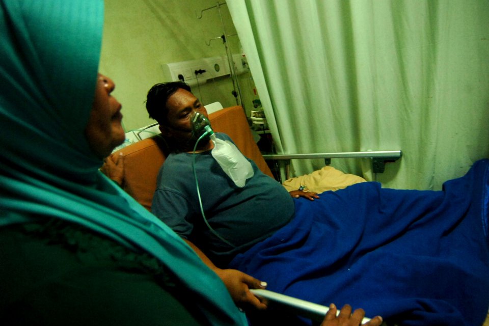 Anggota KPPS Wahyu Army menjalani perawatan di Rumah Sakit PKU Muhammadiyah, Singkil, Kabupaten Tegal, Jawa Tengah, Selasa (23/4/2019). Menurut pihak rumah sakit, Wahyu Army mengalami sesak napas karena diduga kelelahan saat menjadi anggota KPPS di TPS 05