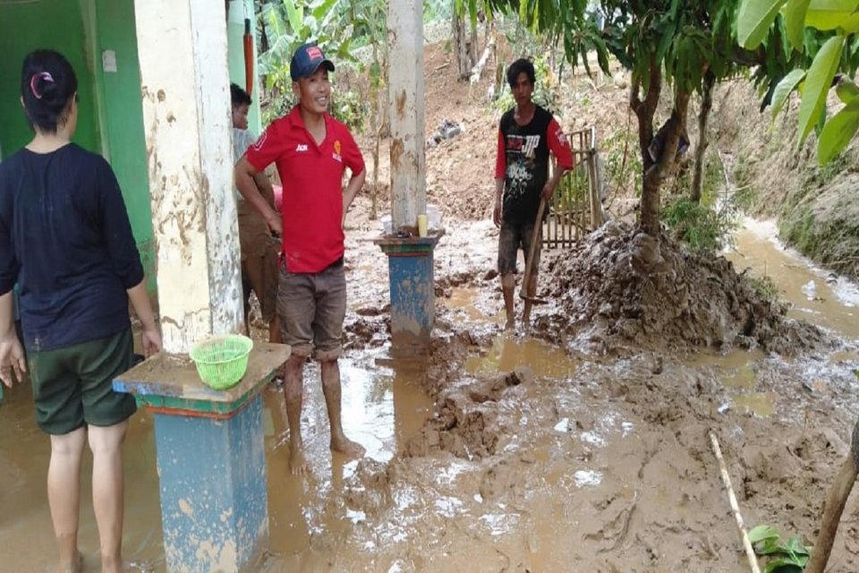 Warga Bengkulu mulai membersihkan lumpur di rumahnya setelah banjir menerjang, Senin (29/4).