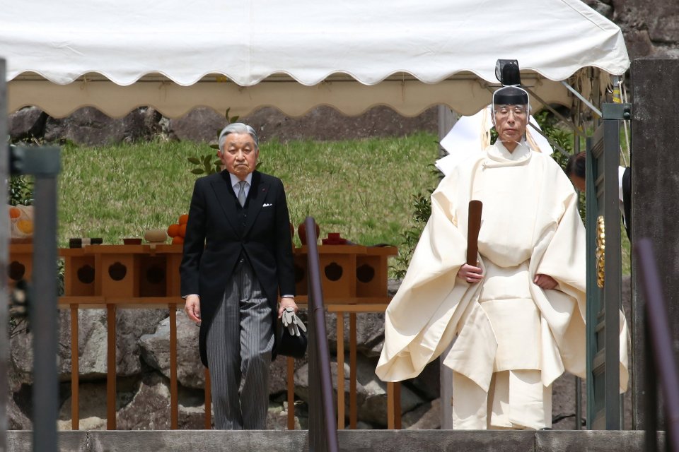 Kaisar Jepang Akihito dipimpin oleh seorang pendeta Shinto setelah mengunjungi makam almarhum ayahnya Hirohito untuk memberi tahu abdikasinya di Musashino Imperial Mausoleum di Tokyo, Jepang, Selasa (23/4/2019). 