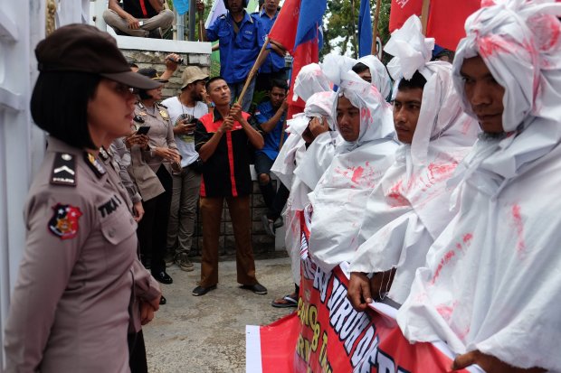Sejumlah buruh yang tergabung dalam Aliansi Pekerja Buruh Daerah Sumut (APBD-SU) berunjuk rasa dengan memakai kain "ala pocong" jelang peringatan Hari Buruh Internasional, di depan Kantor Gubernur Sumatera Utara, Medan, Selasa (30/4/2019). Mereka me