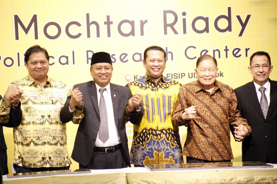 Menteri Riset Teknologi dan Pendidikan Tinggi Mohamad Nasir (kedua kiri), Pengusaha Mochtar Riady (kedua kanan), Rektor UI Muhammad Anis (kanan), Menteri Perindustrian Airlangga Hartarto (kiri) dan Ketua DPR Bambang Soesatyo (tengah) berjabat tangan usai 