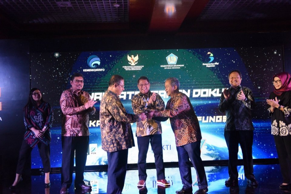 Penandatanganan perjanjian kerja sama, penjaminan, dan regres proyek satelit multifungsi, yang diberi nama Satelit Republik Indonesia (SATRIA). 