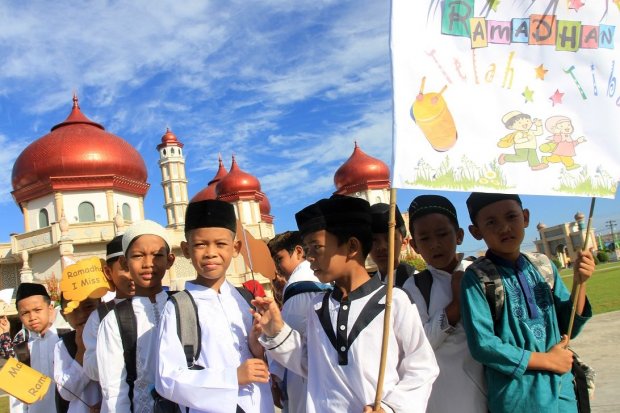 Sejumlah pelajar melintas di depan Masjid Agung Baitul Makmur Meulaboh saat mengikuti pawai sambut Ramadhan di Aceh Barat, Aceh, Jumat (3/5/2019). Pawai yang diikuti ratusan pelajar tersebut dalam rangka menyambut bulan suci Ramadhan 1440 hijriah. 