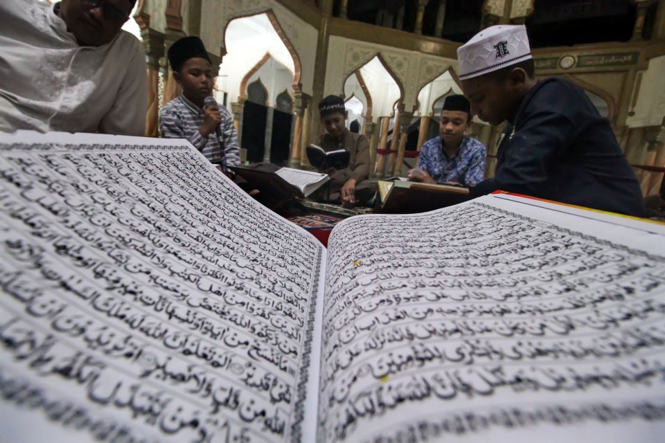 Umat muslim bertadarus membaca Alquran pada malam pertama bulan suci Ramadhan 1440 Hijriah di Masjid Syuhada Lhokseumawe, Aceh, Minggu (5/5/2019) malam. Umat muslim memperbanyak amalan selain berpuasa dengan membaca Alquran, itikaf, berzikir dan shalat su