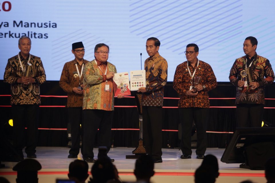Bambang Permadi Soemantri Brodjonegoro selaku Menteri Bappenas dan Presiden Joko Widodo (Jokowi) berfoto bersama dalam acara Musrenbangnas 2019 di hotel Shangri - La, Jakarta Pusat (9/5). Penyusunan RKP 2020 yang mengusung tema “Peningkatan Sumber