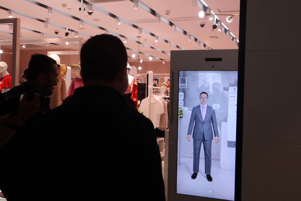 Pakar ekonomi dari Universitas Indonesia Prof Rhenald Kasali mencoba layar pemindai wajah di pusat perbelanjaan di kompleks kantor pusat Alibaba di Kota Hangzhou, China, Kamis (9/5/2019). Layar tersebut berfungsi sebagai cermin otomatis untuk mematut diri