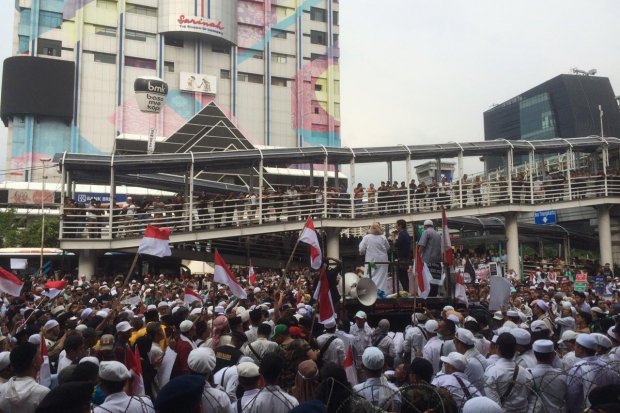 Suasana demo pendukung Prabowo-Sandiaga Uno di Gedung Bawaslu, Jumat (10/5/2019)